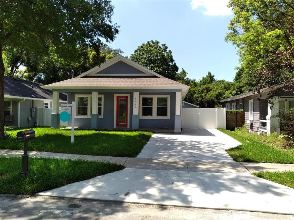 1317 E GIDDENS AVENUE