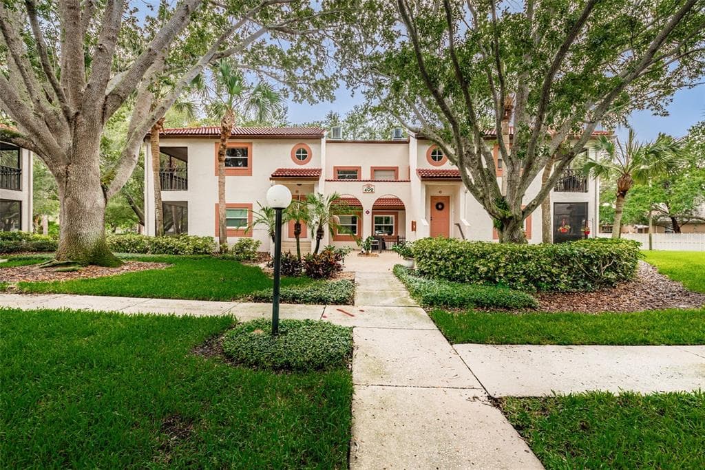 492 SANTA CRUZ PLACE NE UNIT E ST PETERSBURG, FL 33703