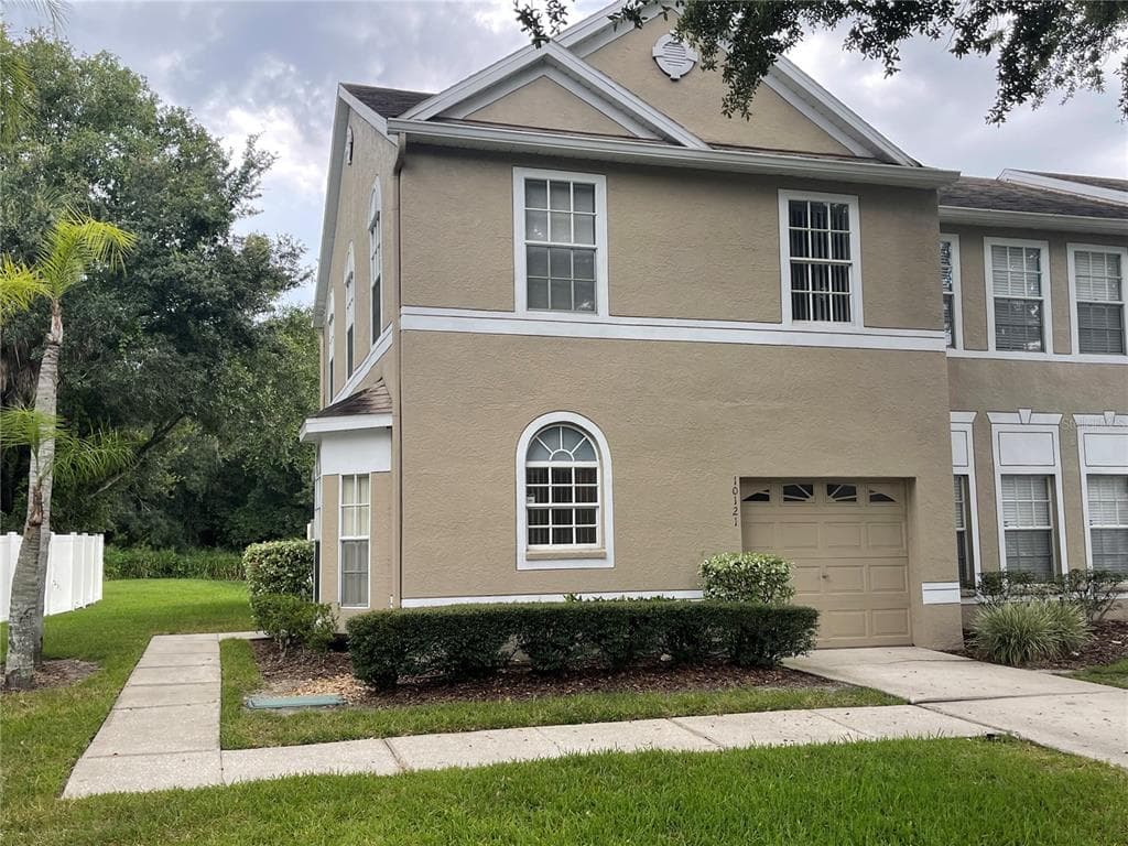 10121 FARMINGDALE PLACE TAMPA, FL 33624