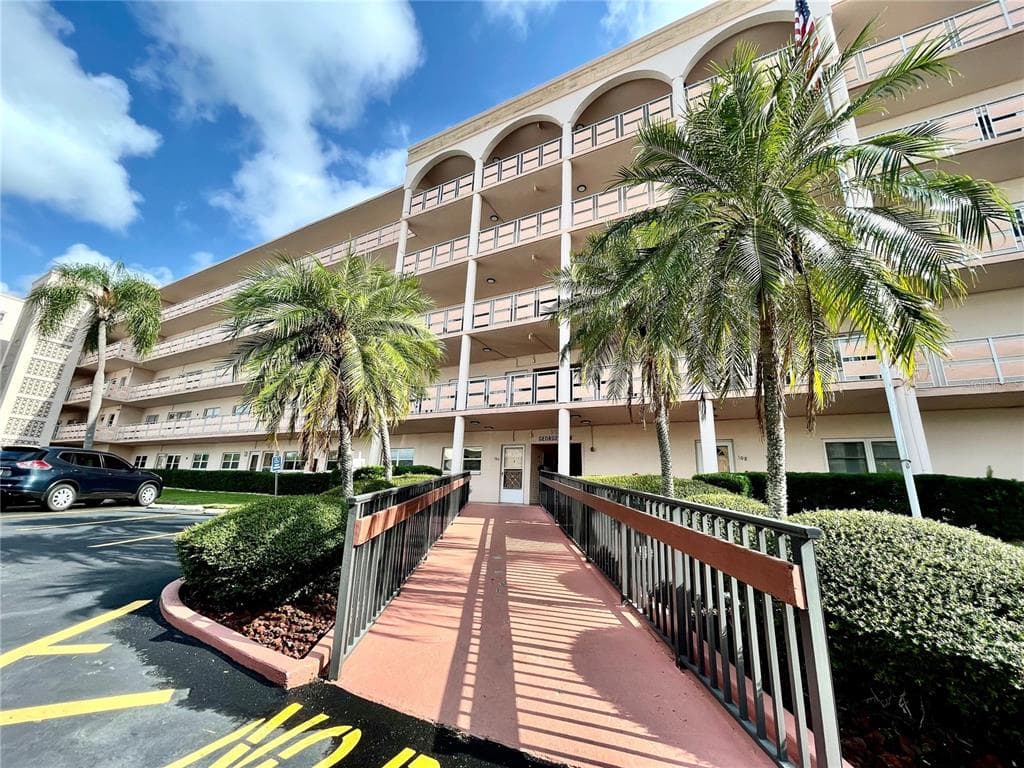 5623 80TH STREET N UNIT 208 ST PETERSBURG, FL 33709
