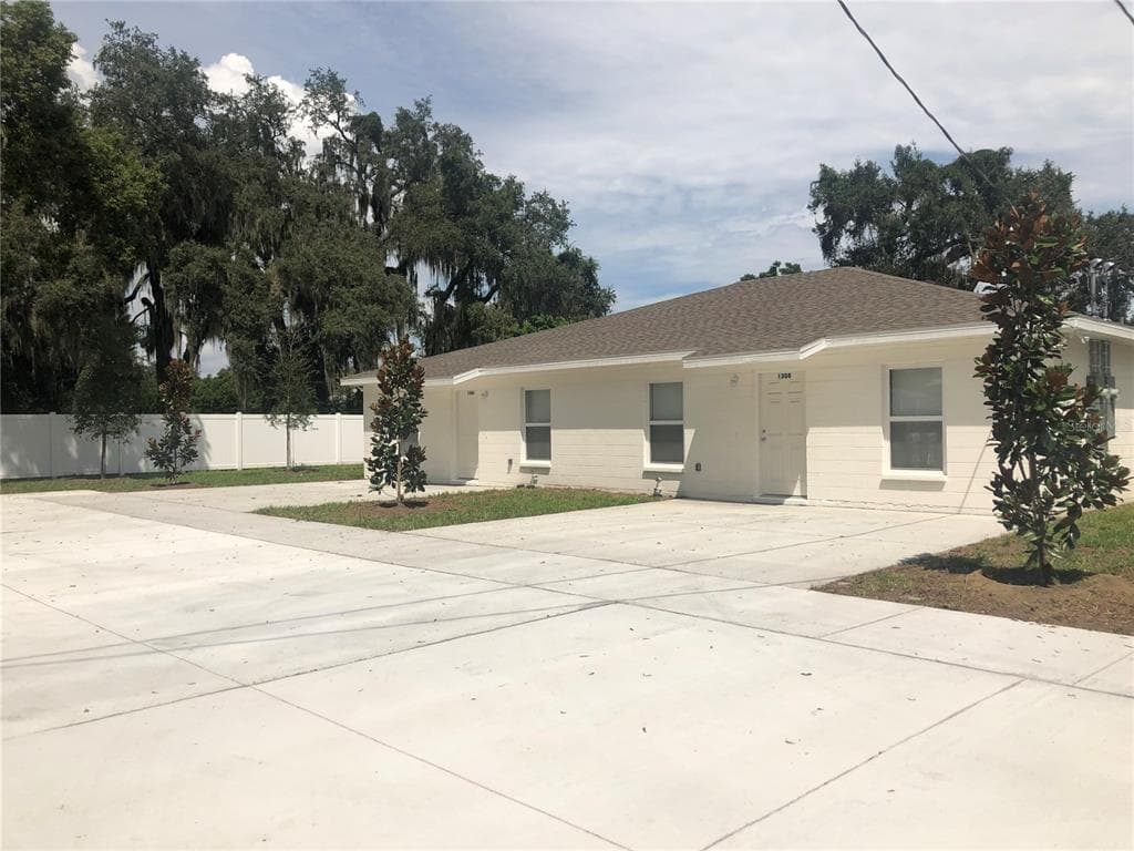 1336 MAGNOLIA MANOR PLACE SEFFNER, FL 33584