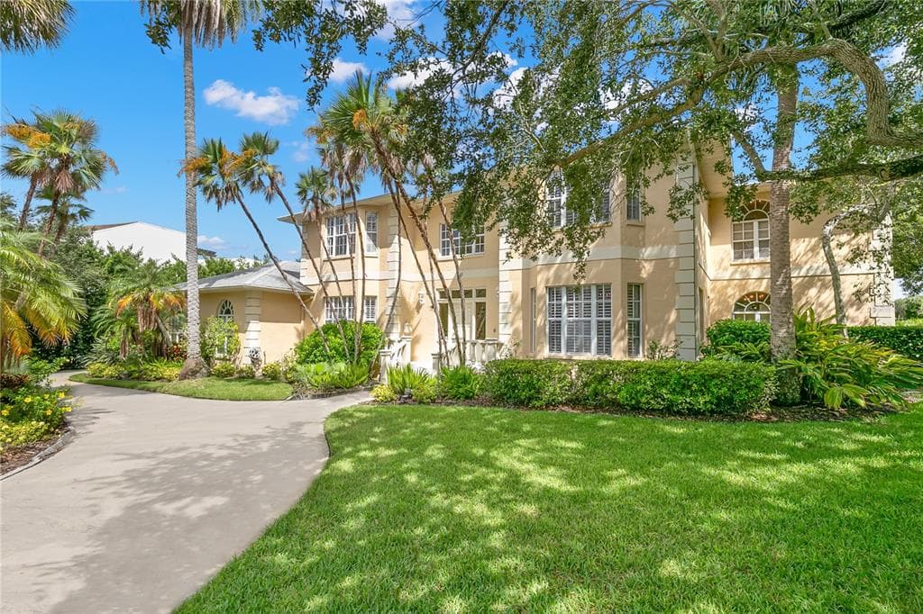 152 COE ROAD BELLEAIR, FL 33756