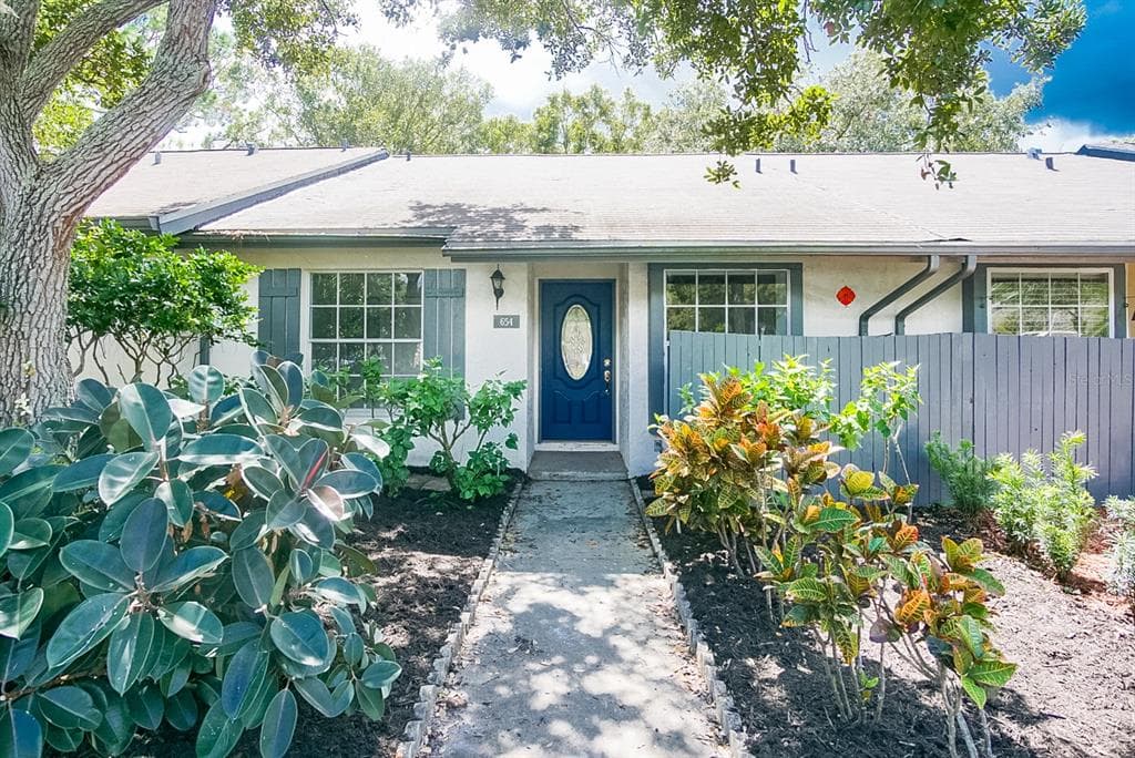 654 CAPISTRANO COURT LARGO, FL 33771