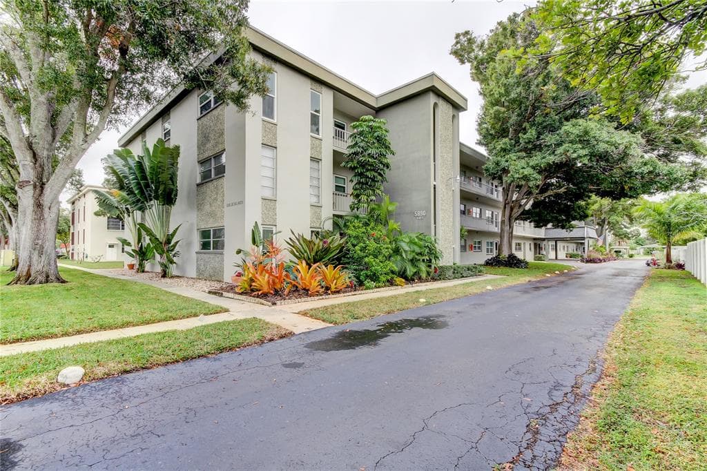 5890 38TH AVENUE N UNIT 301 ST PETERSBURG, FL 33710