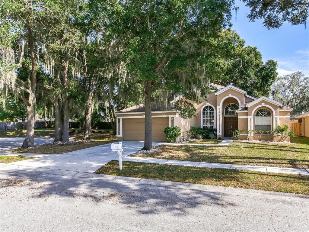 1004 ENGLISH BLUFFS COURT BRANDON, FL 33511