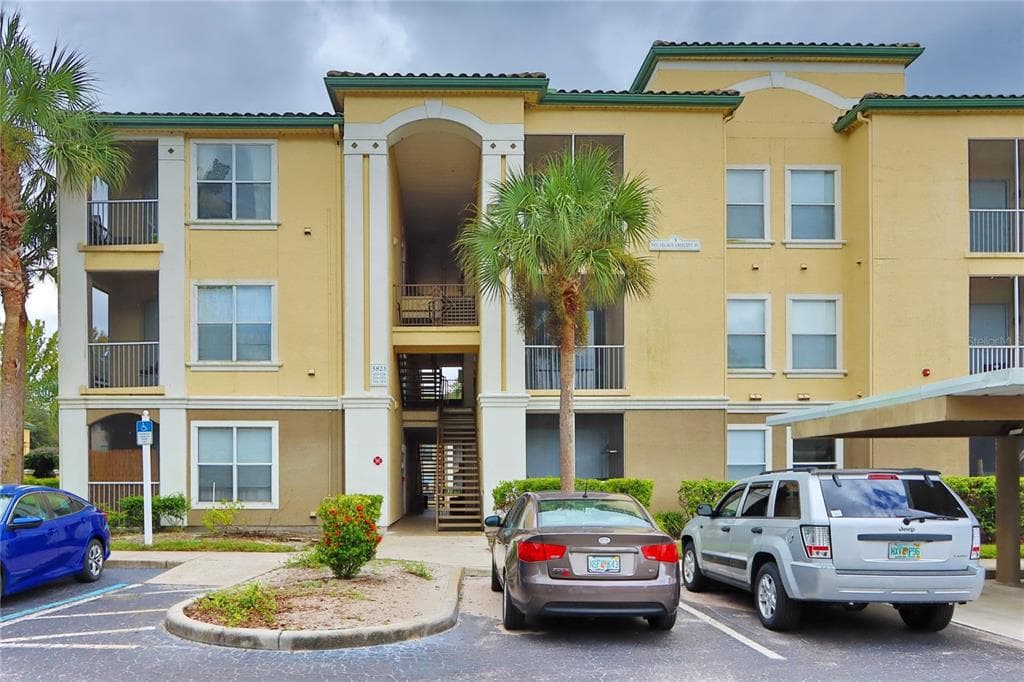 5823 LEGACY CRESCENT PLACE UNIT 103 RIVERVIEW, FL 33578
