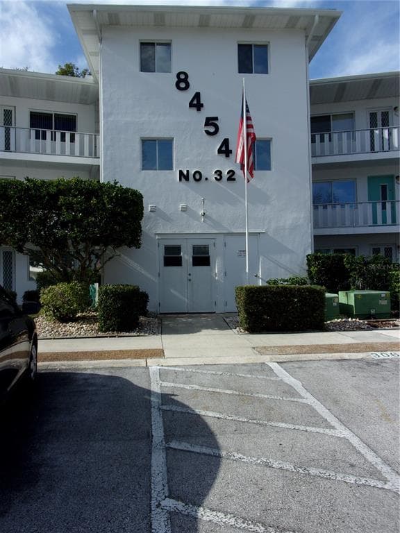 8454 111TH STREET UNIT 104 SEMINOLE, FL 33772