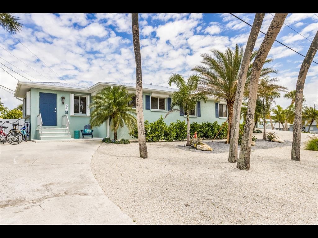 5701 HOLMES BOULEVARD UNIT B HOLMES BEACH, FL 34217