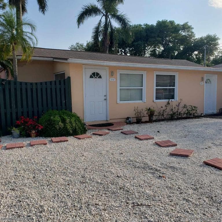 10548 LAKE DRIVE SEMINOLE, FL 33772