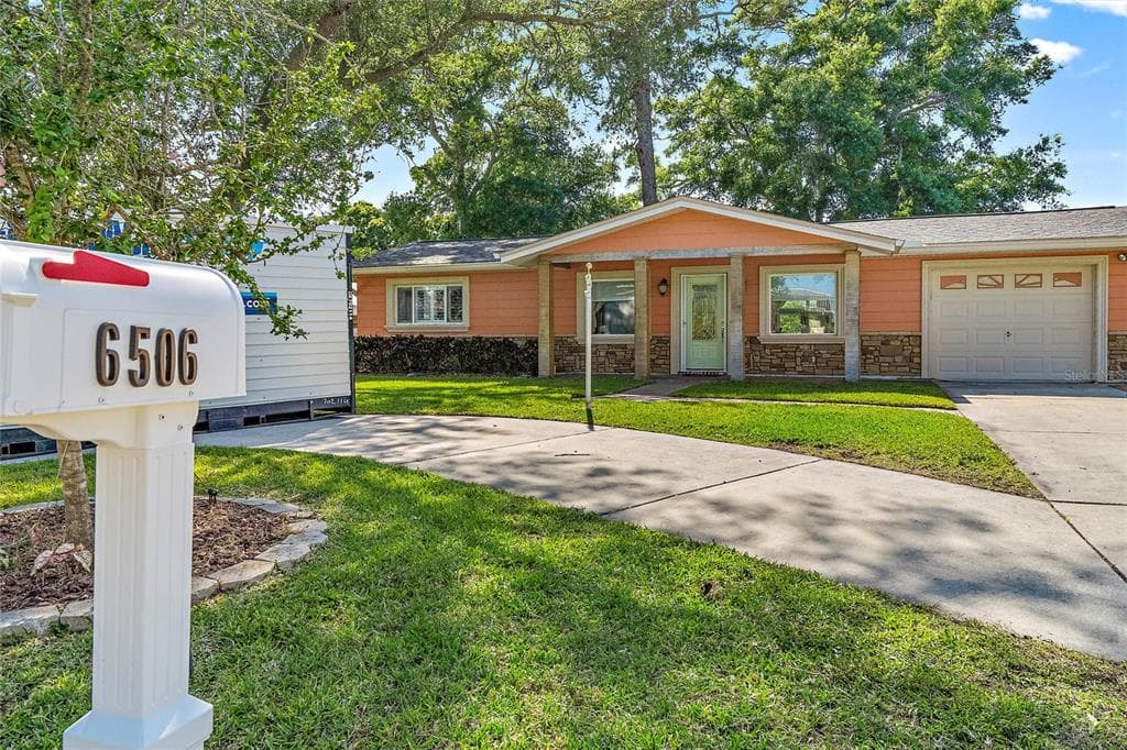 6506 HILLSIDE AVENUE SEMINOLE, FL 33772