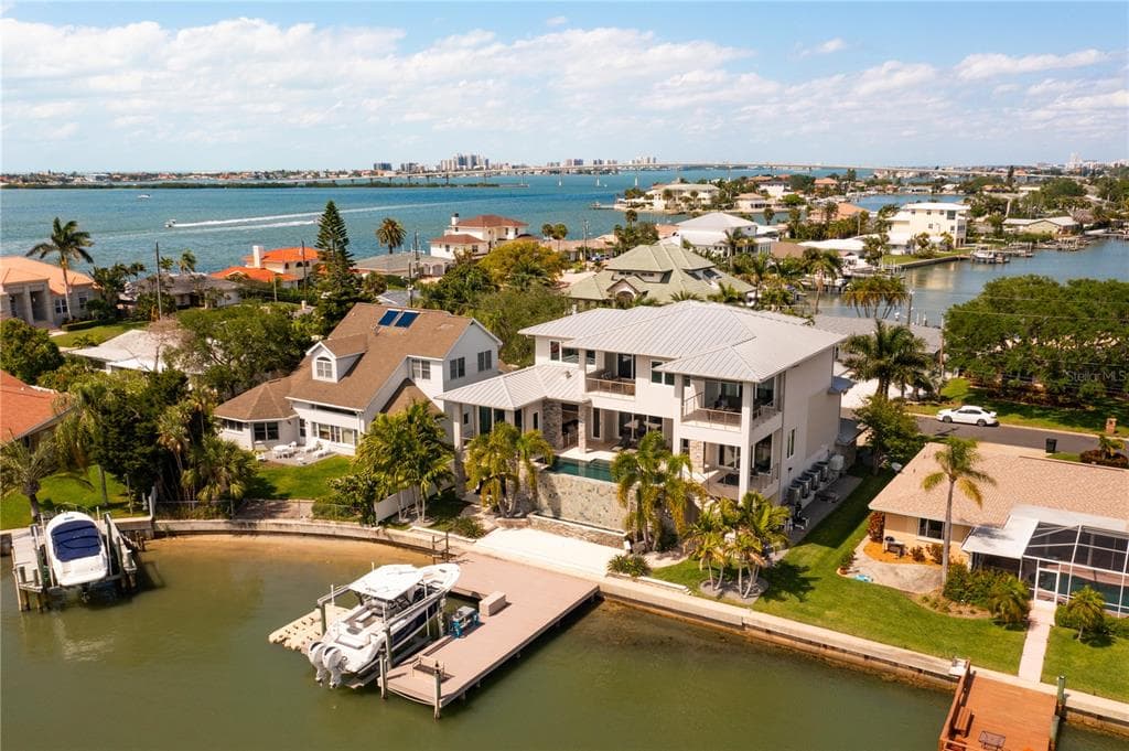 907 OAKWOOD DRIVE LARGO, FL 33770
