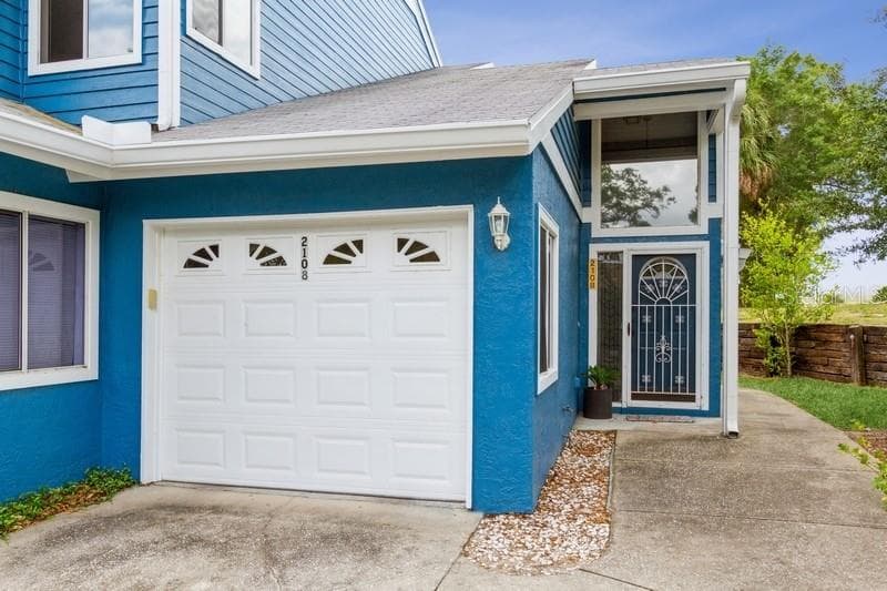 2108 OAK CIRCLE
