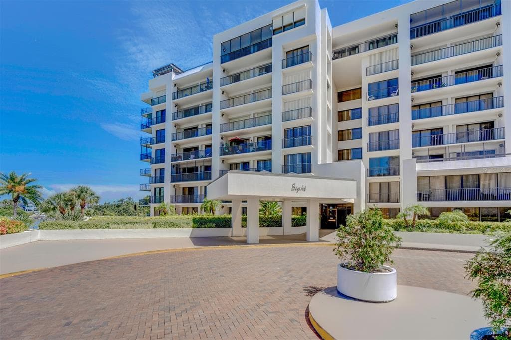 8 BELLEVIEW BOULEVARD UNIT 208 BELLEAIR, FL 33756