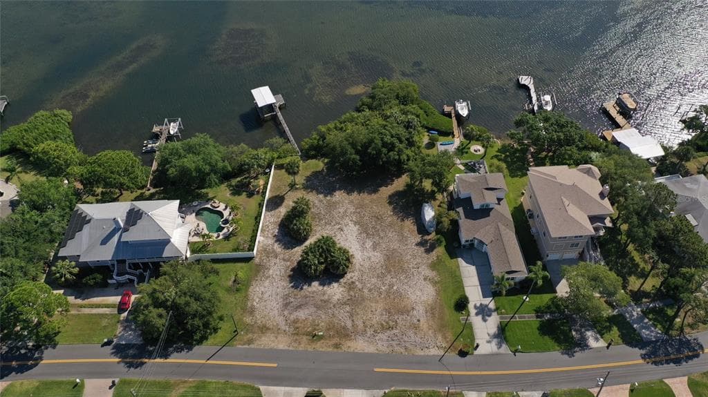 1532 RIVERSIDE DRIVE