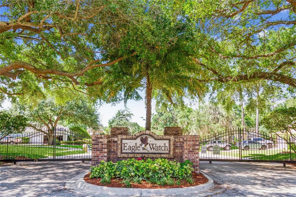 8805 CROSSWOOD COURT