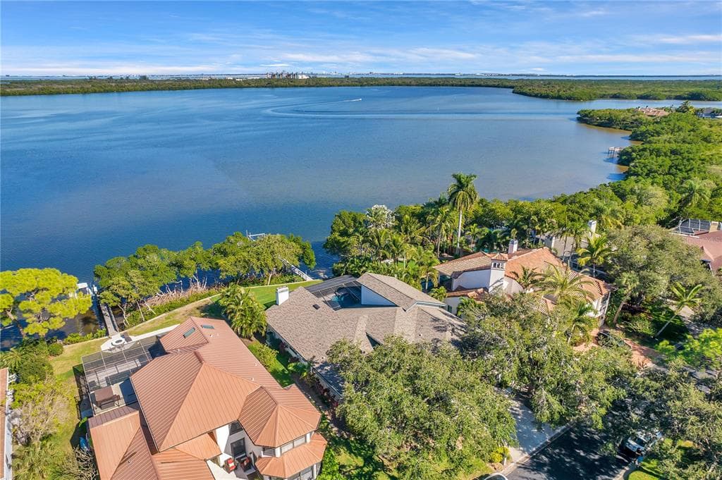 1055 MARCO DR NE ST PETERSBURG, FL 33702