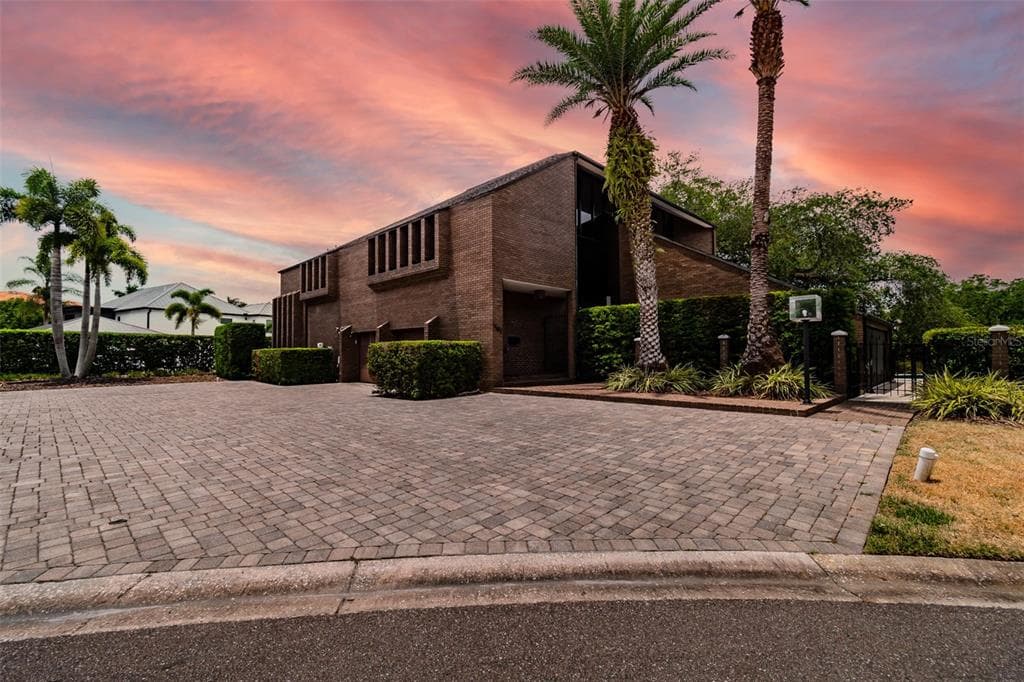 1102 CULBREATH ISLES DRIVE