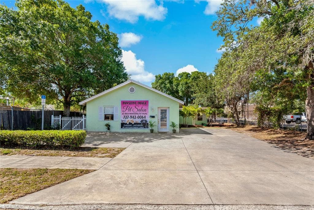 136 E OAKWOOD STREET TARPON SPRINGS, FL 34689