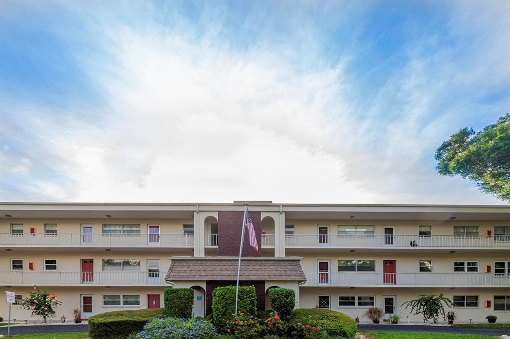 5880 38TH AVENUE N UNIT 204 ST PETERSBURG, FL 33710