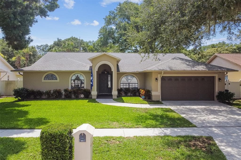 910 BALSAMINA DRIVE BRANDON, FL 33510