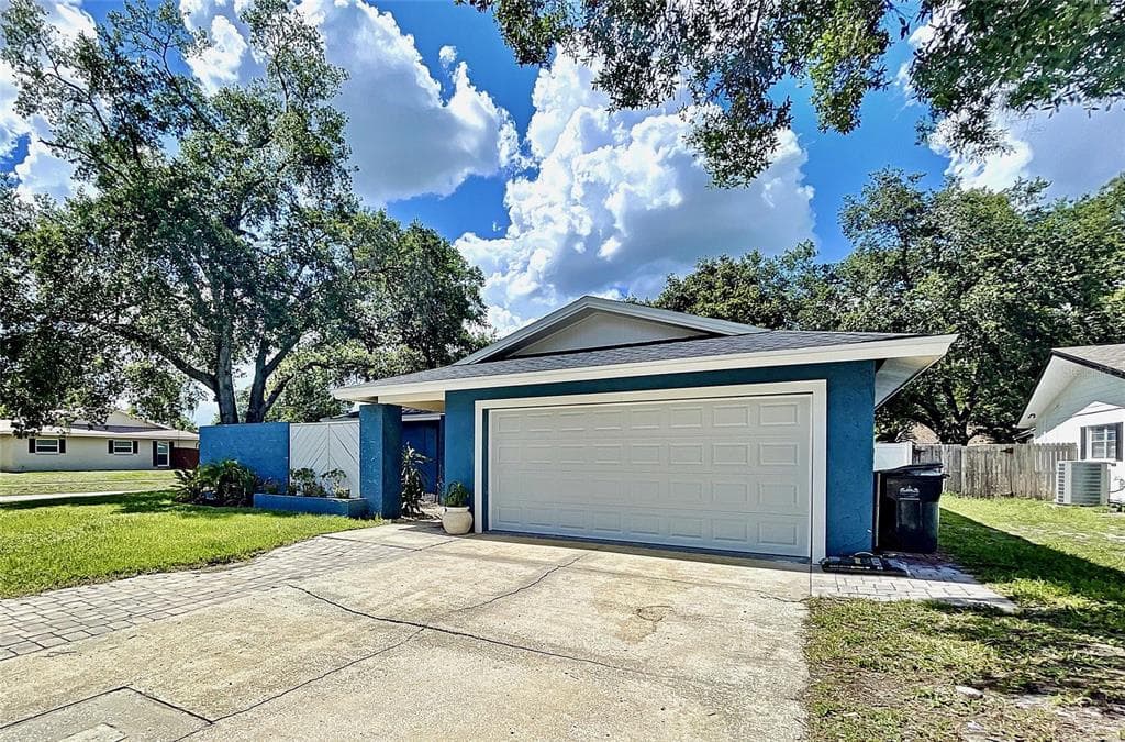 707 REGENCY COURT TAMPA, FL 33613