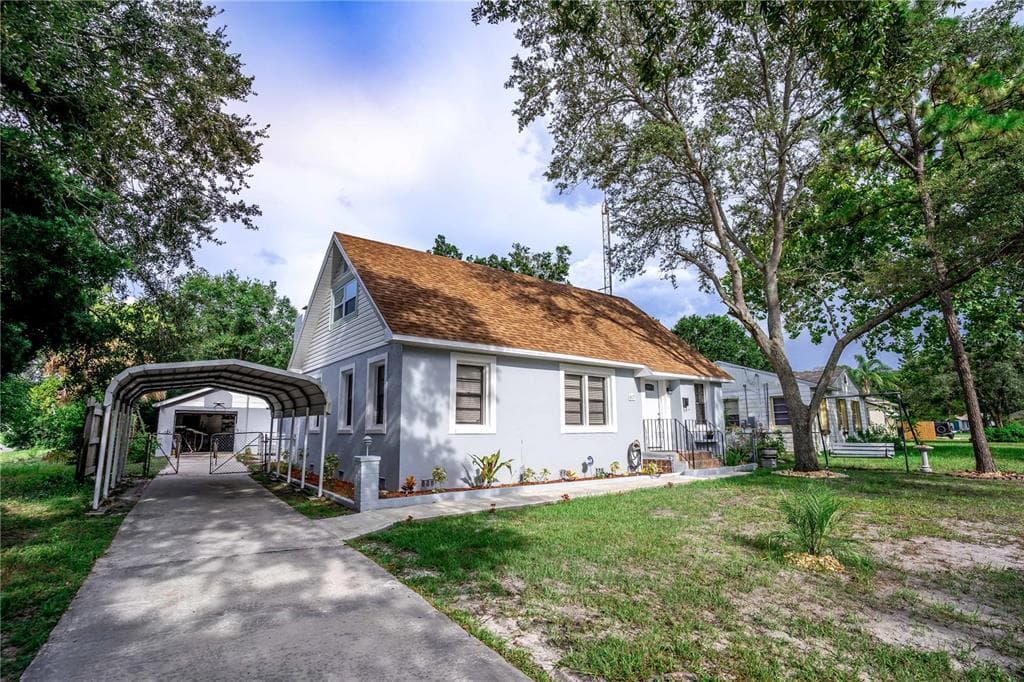 1027 W BERRY AVENUE