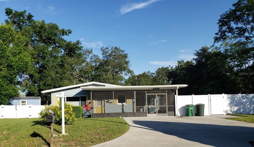 665 PALM PLACE