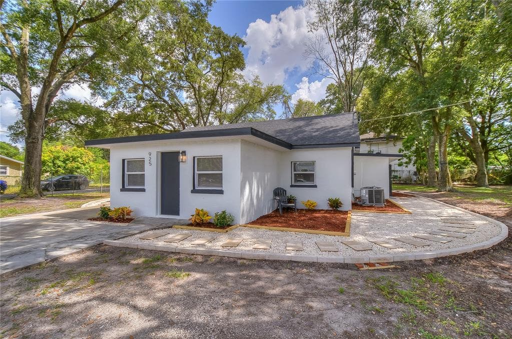 925 E LOTUS AVENUE TAMPA, FL 33612