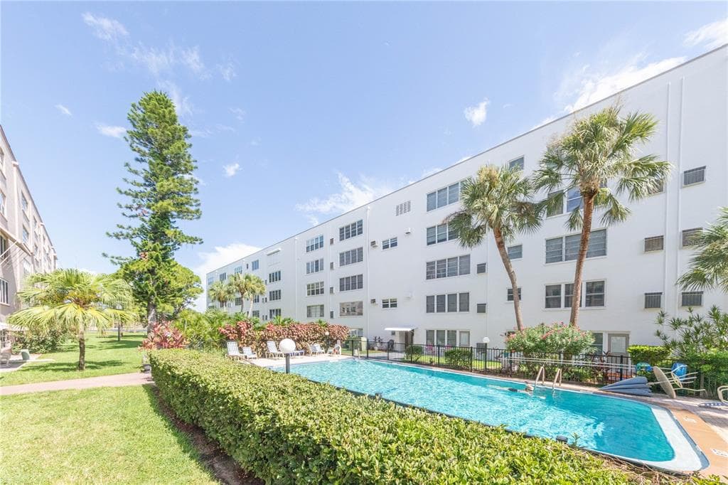 5521 80TH STREET N UNIT 301 ST PETERSBURG, FL 33709