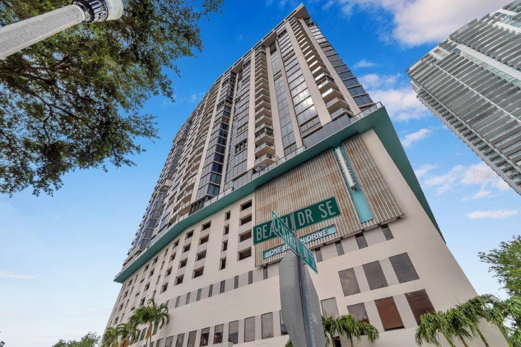 1 BEACH DRIVE SE UNIT 1101 ST PETERSBURG, FL 33701