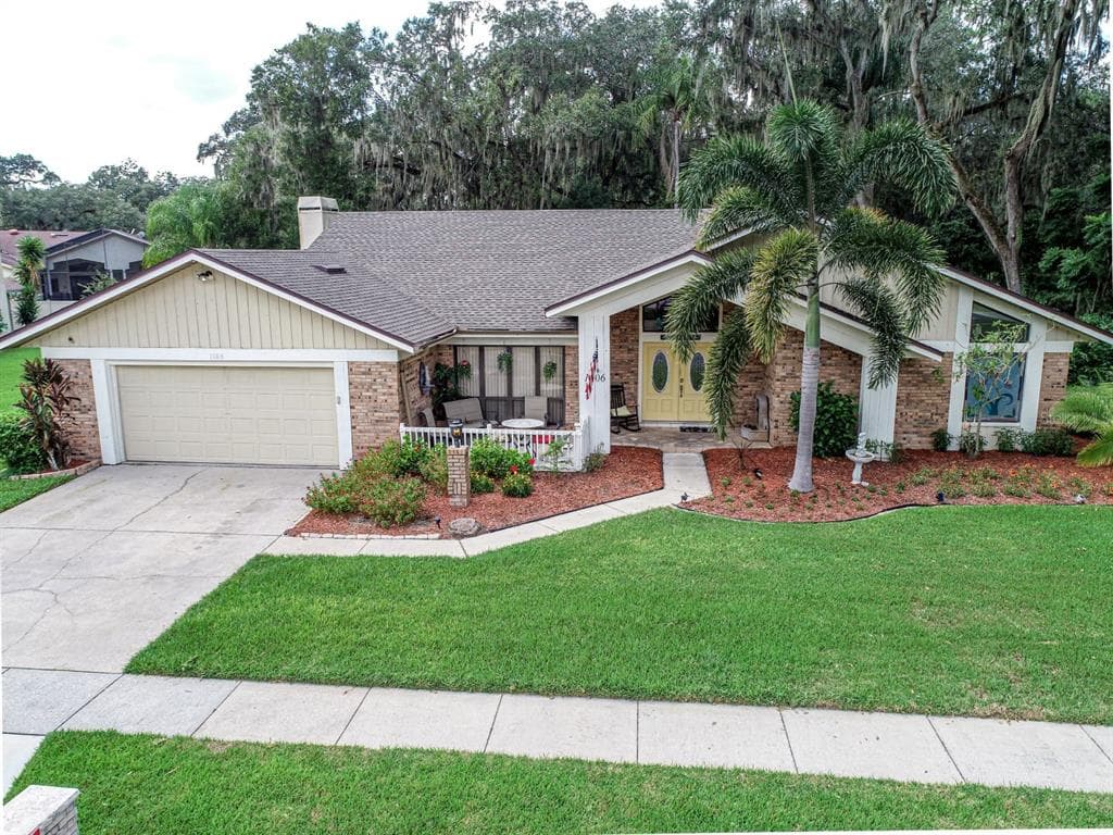 1106 HUNT CLUB LANE