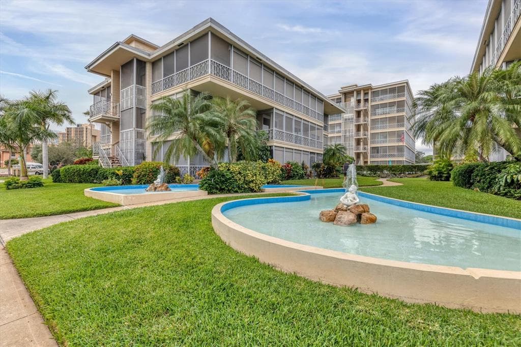 1000 N SHORE DRIVE NE UNIT 1 ST PETERSBURG, FL 33701
