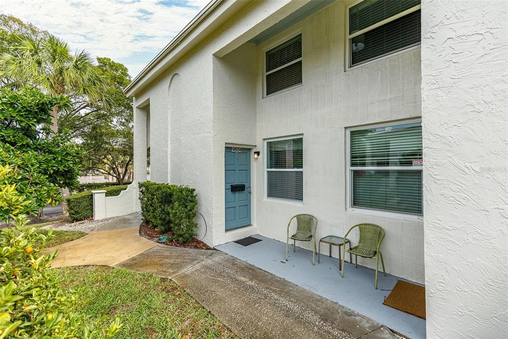 4504 LA CAPRI COURT TAMPA, FL 33611