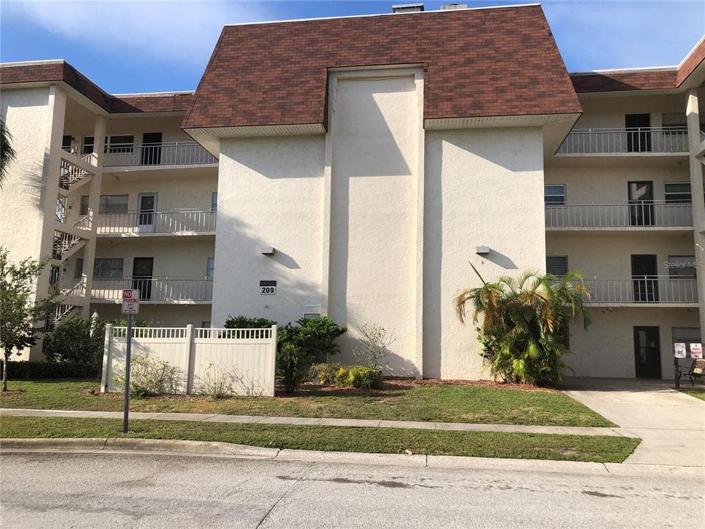 209 NE LINCOLN CIRCLE N UNIT 406 ST PETERSBURG, FL 33702