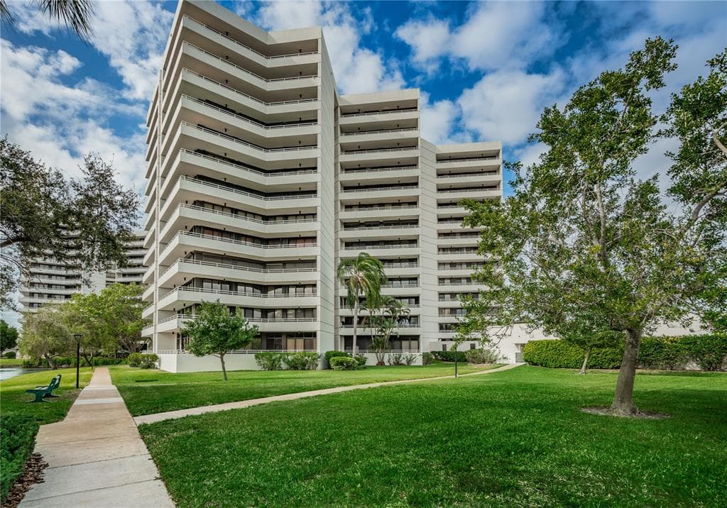 5940 PELICAN BAY PLAZA S UNIT PH-B GULFPORT, FL 33707