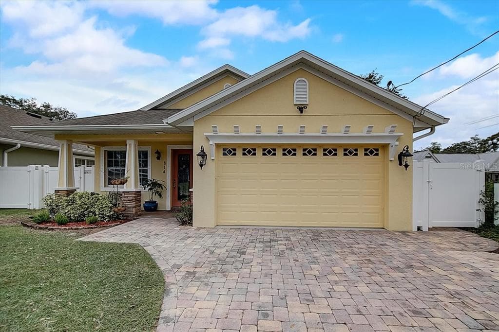 814 W COUNTRY CLUB DRIVE