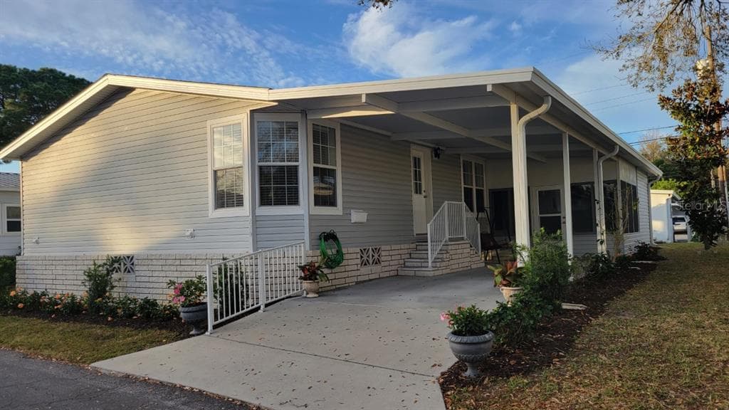 585 SKY HARBOR DRIVE UNIT 220 CLEARWATER, FL 33759