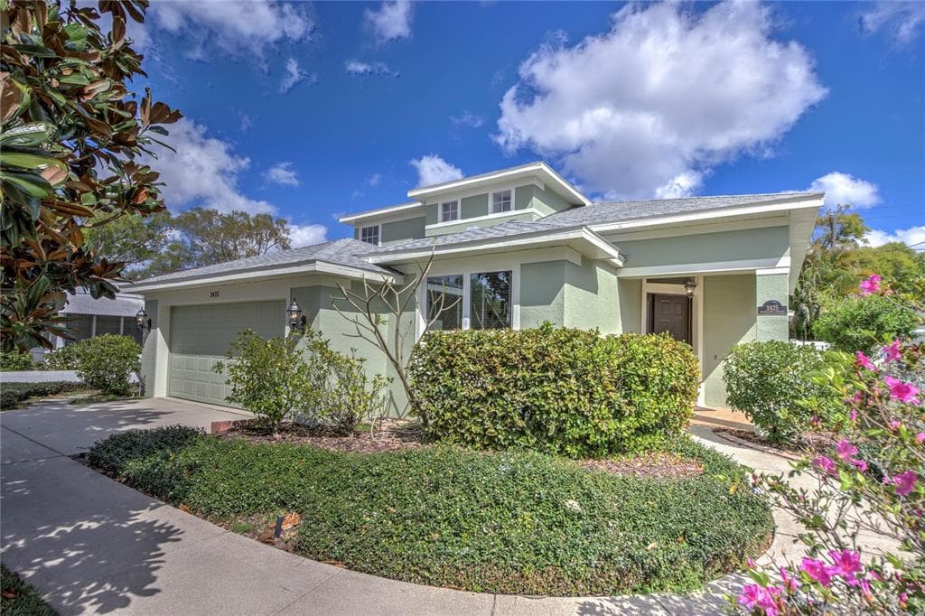 2425 WOODLAWN CIRCLE E ST PETERSBURG, FL 33704