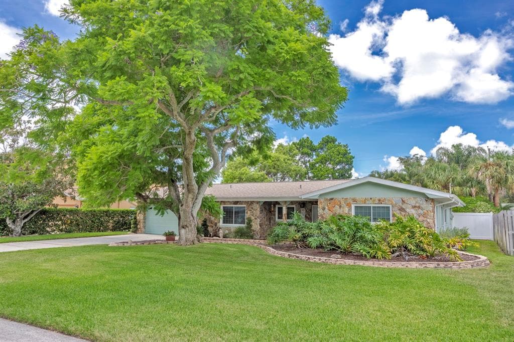 546 LOIS LN BELLEAIR BLUFFS, FL 33770