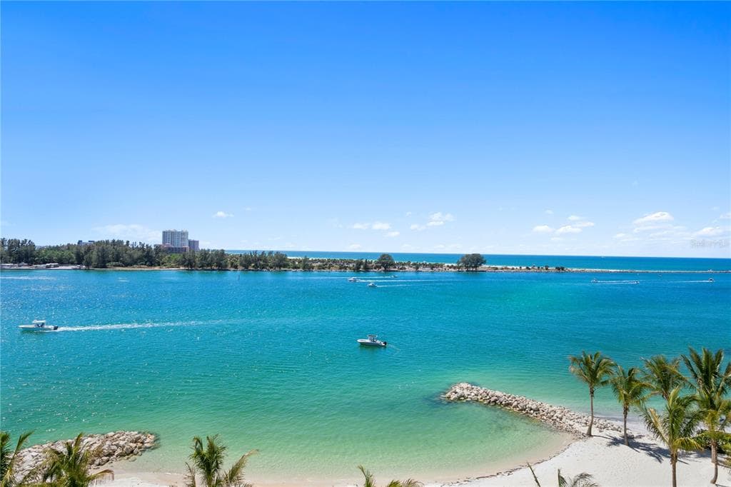 691 S GULFVIEW BOULEVARD UNIT 814 CLEARWATER BEACH, FL 33767