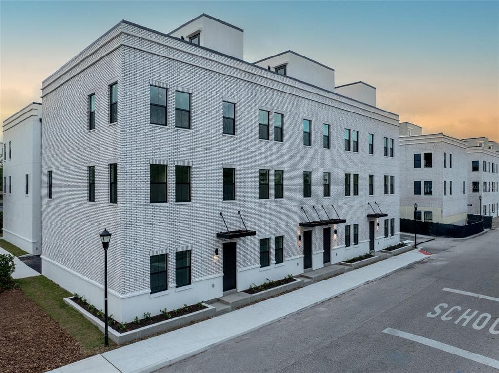 1218 E KAY STREET UNIT 17 TAMPA, FL 33602