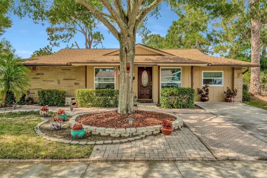 7916 WOODGROVE CIRCLE TAMPA, FL 33615