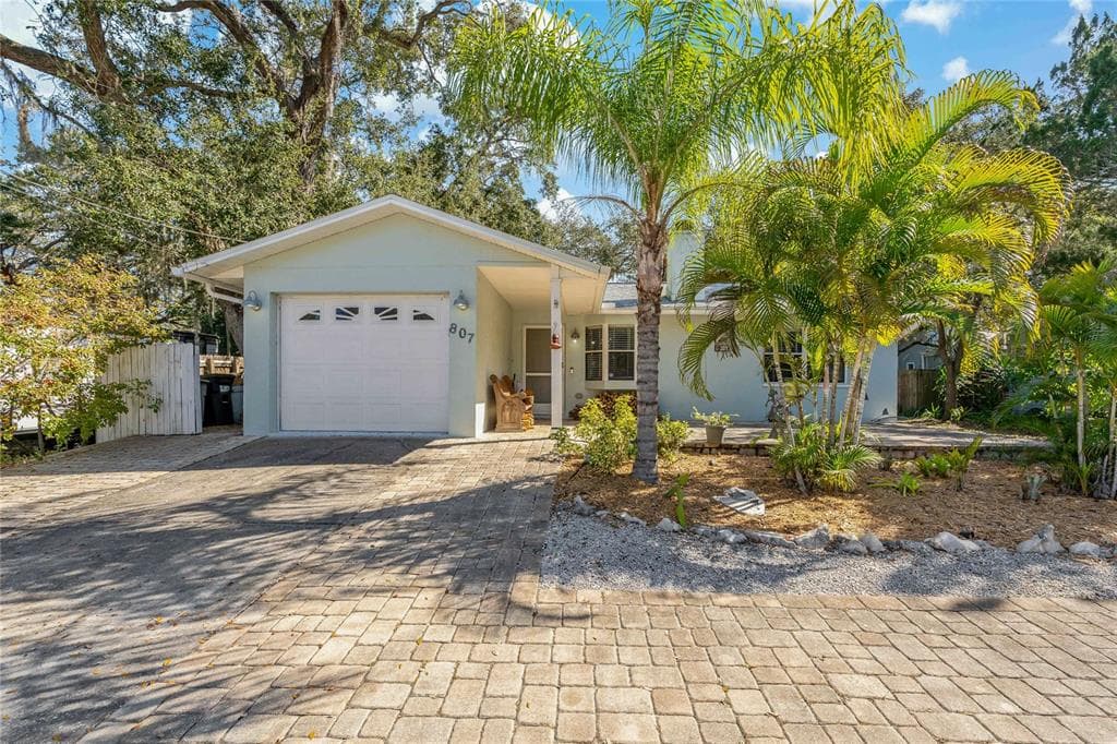 807 CAROLINA AVENUE TARPON SPRINGS, FL 34689