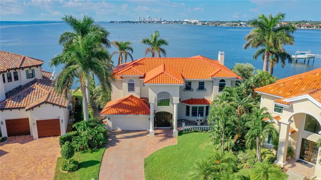 1901 CAROLINA AVENUE NE ST PETERSBURG, FL 33703