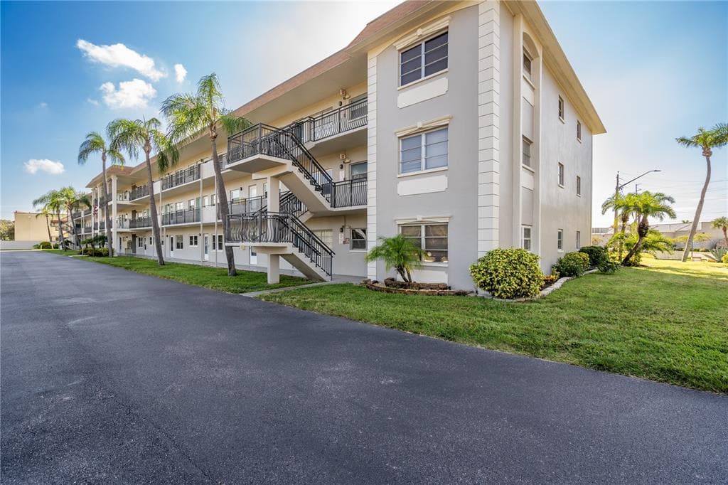 211 PASADENA AVENUE N UNIT 303 ST PETERSBURG, FL 33710