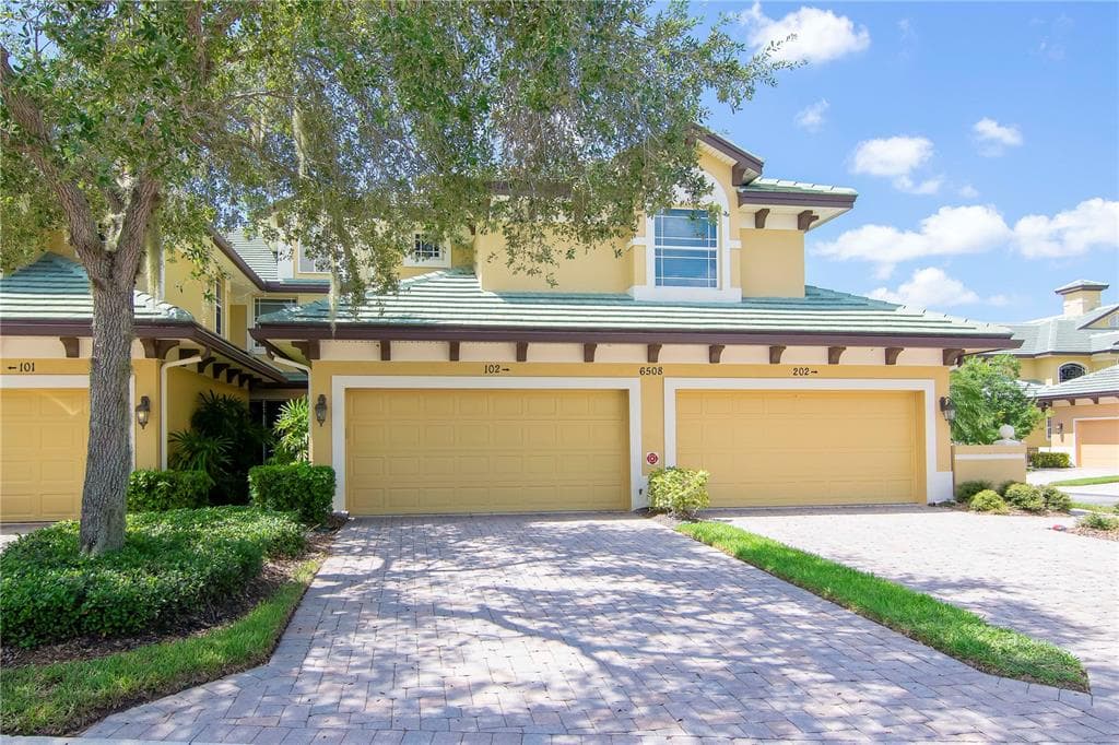 6508 MOORINGS POINT CIRCLE UNIT 102 LAKEWOOD RANCH, FL 34202