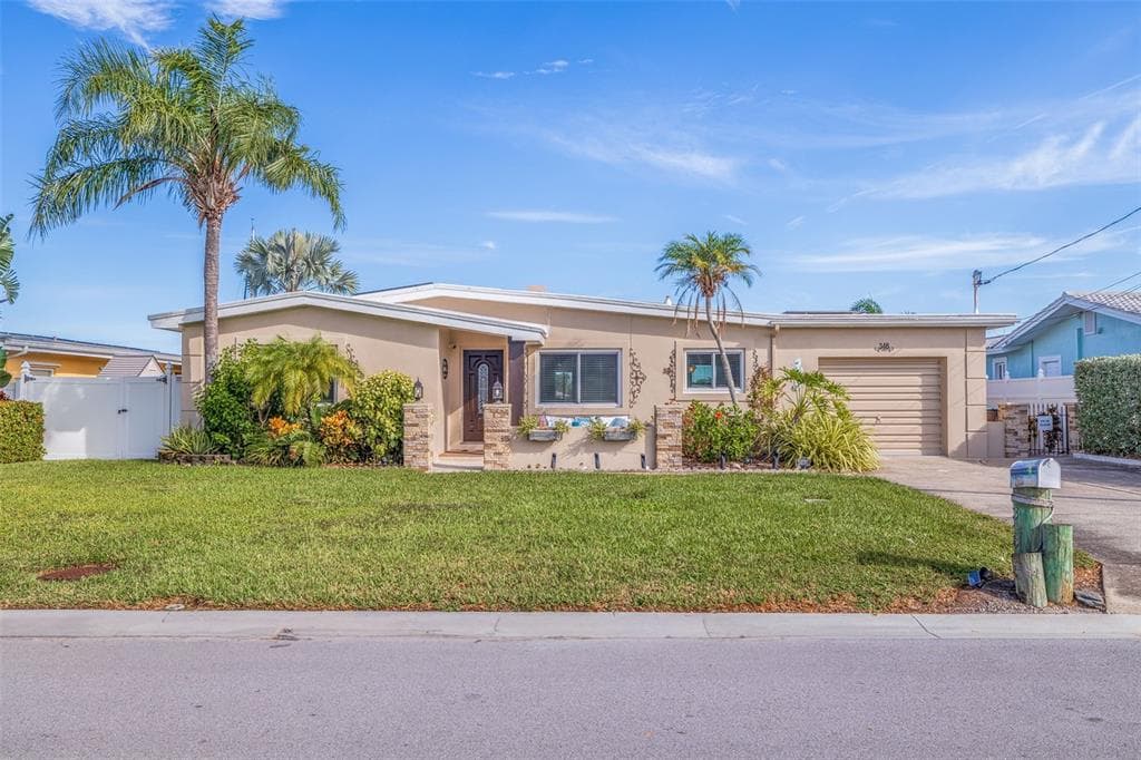348 LA HACIENDA DR