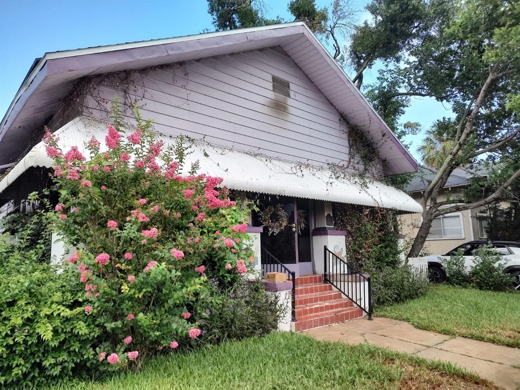 1102 N WILLOW AVENUE