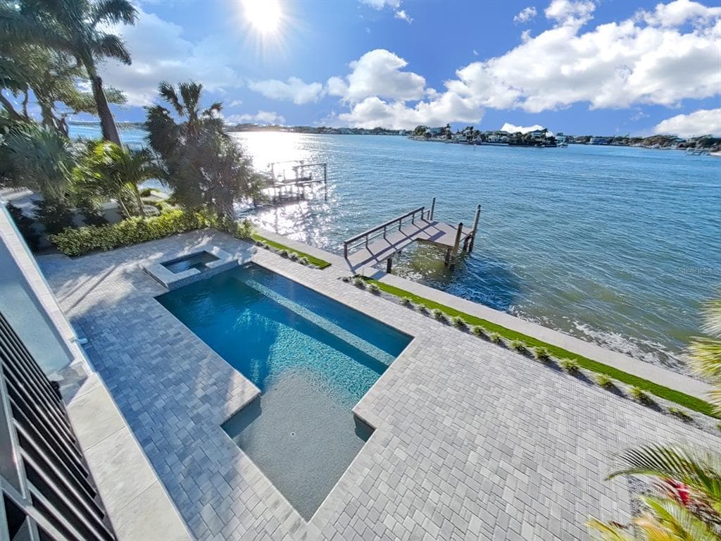 426 BUTTONWOOD LANE BELLEAIR BLUFFS, FL 33770