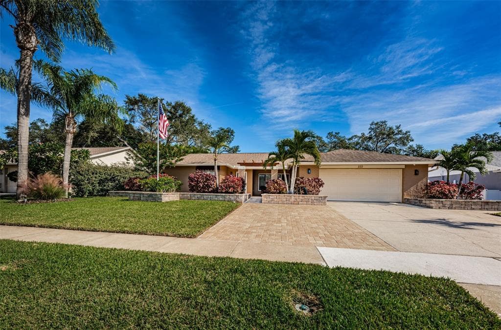 222 FOXCROFT DRIVE E